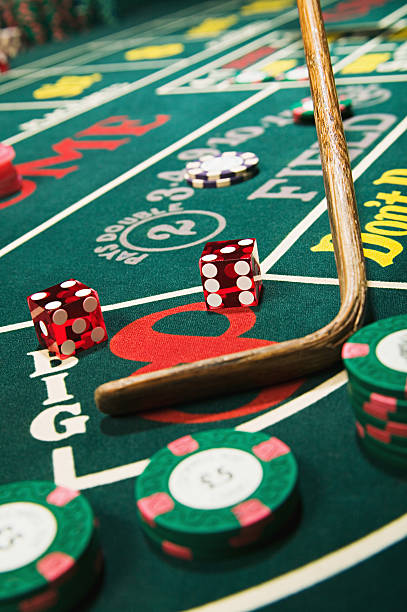 Arcade game interface showing drop mechanic with stacking symbols and win patterns highlighted